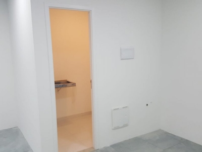 Sala comercial nova com ótima localização.