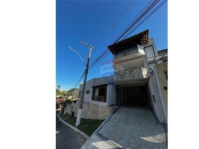 Casa em Alto dos Pinheiros, Juiz de Fora/MG de 253m² 4 quartos para locação R$ 3.800,00/mes