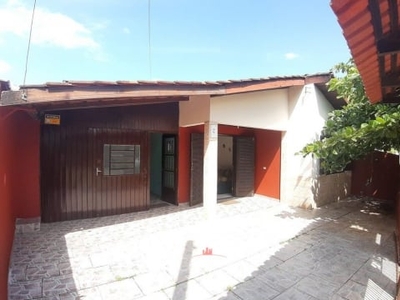 Ampla casa com 04 quartos em caiobá!