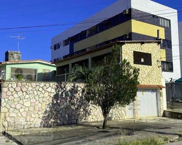 Casa com 5 Quartos à Venda, 360 m² por R$ 620.000