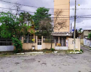 Imóvel contendo 2 casas sendo uma de 3 quartos e outra de 2 quartos na Rua 79 em frente a