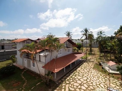 Casa c/terreno de 2500 m² no Condomínio FÊNIX, com várias Construções Auxiliares.