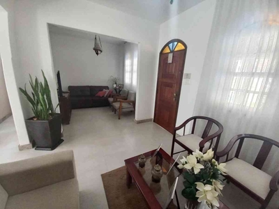 Casa com 3 quartos à venda no bairro Santa Lúcia, 180m²