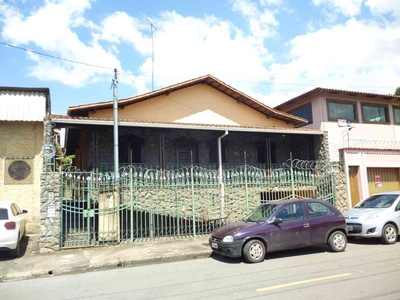 Casa com 3 quartos à venda no bairro Camargos, 190m²