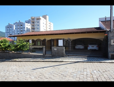 Casa no Bairro Velha em Blumenau com 4 Dormitórios (1 suíte) e 374 m²