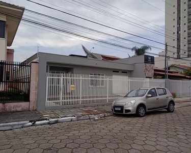 Casa de 2 dormitórios com edícula e móveis na cozinha semi mobiliada São Judas