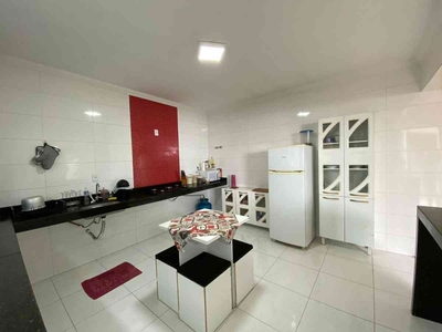 Casa com 3 quartos à venda no bairro Europa, 180m²