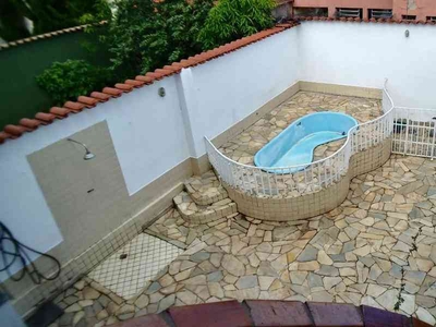 Casa com 3 quartos à venda no bairro Jardim Riacho das Pedras, 255m²