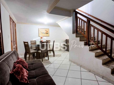 Casa com 4 quartos à venda no bairro Conjunto Fabiana, 231m²