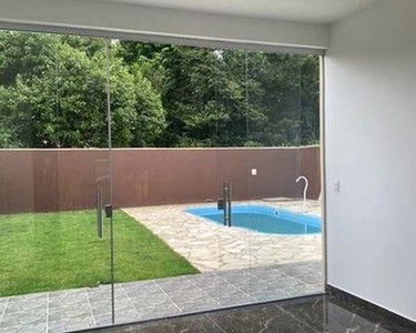 Casa com piscina em condomínio em Mateus Leme - MG