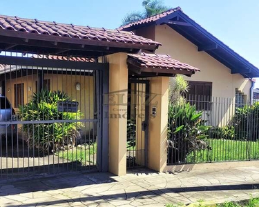 Casa com piscina, ótima localização