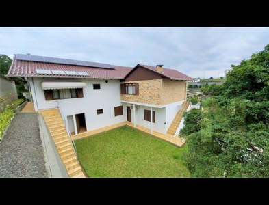 Casa no Bairro Itoupava Norte em Blumenau com 4 Dormitórios (1 suíte) e 306 m²