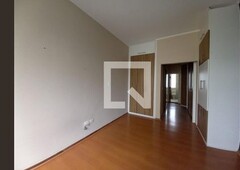 APARTAMENTO no 5º andar com 2 dormitórios e 1 garagem