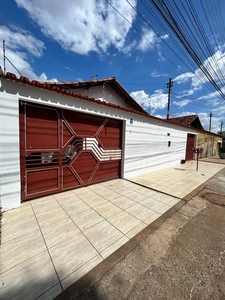 Casa com 4 Quartos e 1 banheiro à Venda, 264 m² por R$ 700.000