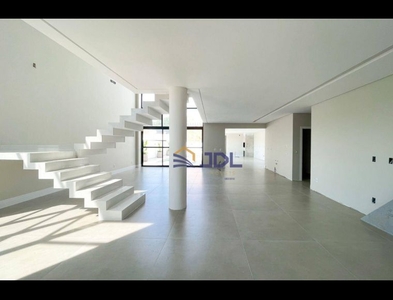 Casa no Bairro Itoupava Central em Blumenau com 3 Dormitórios (3 suítes) e 432 m²