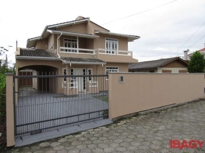 Casa com 6 quartos para alugar na rua bezerra de menezes, 46, centro, palhoça, 200 m2 por r$ 3.800