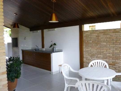 Casa em condomínio, com ar condicionados, à 130 metros da praia, na Praia do Lázaro em Uba