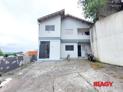 Casa com 2 quartos para alugar na rua patrício farias, 158, itacorubi, florianópolis, 72 m2 por r$ 2.600