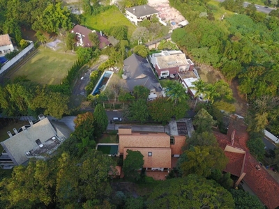 Casa moderna dentro da reserva florestal