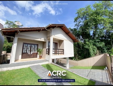 Casa no Bairro Água Verde em Blumenau com 3 Dormitórios (1 suíte) e 230.7 m²