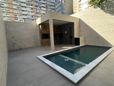 Casa térrea com 3 suítes, com piscina e churrasqueira, à venda na quadra da praia do embaré, em santos.