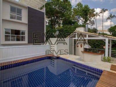 Casa em condomínio, com 586m² úteis, amplo living, varandas, 3 suítes, piscina, 3 vagas de garagem