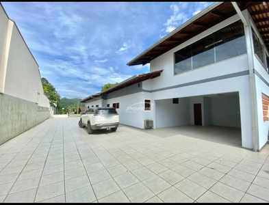 Casa no Bairro Salto Norte em Blumenau com 3 Dormitórios (1 suíte) e 285 m²