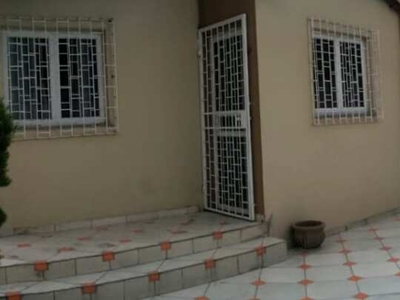 ALUGO R$ 2.500, casa com piscina na Rua Rio Arnon, no Nova Cidade. **Disponível para visi