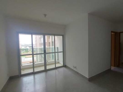 Apartamento 2 quartos, suíte, com armários e piso em porcelanato, ótima localização!