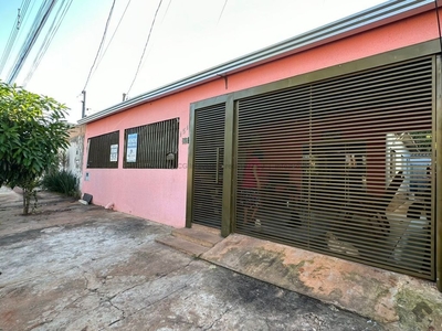 Casa com 2 quartos sendo 1 suíte e edícula