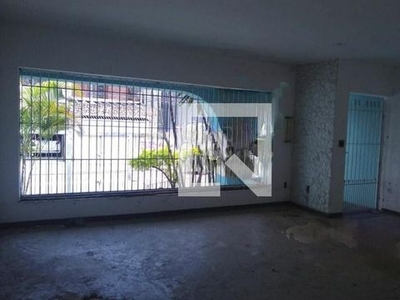 CASA mobiliada com 4 dormitórios e 3 garagens