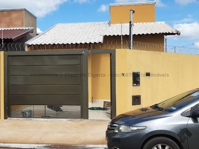 Linda casa com suíte - varanda e espaço para 2 carros