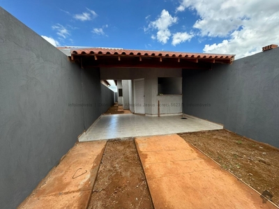 Lindo imóvel com garagem coberta e quintal