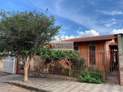Casa com 3 quartos à venda no bairro Santa Mônica, 242m²