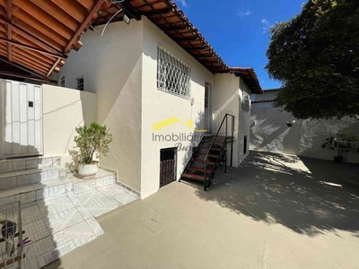 Casa com 4 quartos à venda no bairro Cinquentenário, 197m²