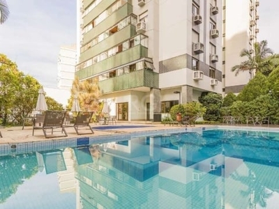 Agende para conhecer este excelente e impecável apartamento em andar alto (122 m²p), quitado, silencioso, distanciado da rua e de demais prédios obtendo privacidade, iluminação natural o dia todo com