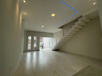 Casa à venda possui 190 m² com 2 quartos e 1 suíte em Castanheiras - Governador Valadares