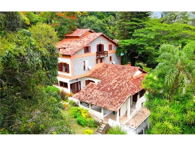 Casa na Rua Jenny Gomes, Itaipava/RJ, com 300m² Por R$ 1.725.000,00