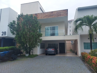 Casa vincetore para venda possui 537 metros quadrados com 5 quartos em Flores - Manaus -