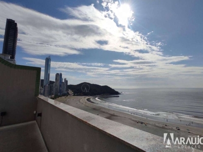 Cobertura mobiliada no centro em frente a praia central