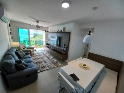 Excelente apartamento na Barra da Tijuca com 108 m² de 3 quartos sendo 1 suíte + dep compl