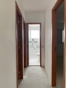 Apartamento com 3 Quartos e 2 banheiros à Venda, 63 m² por R$ 375.000