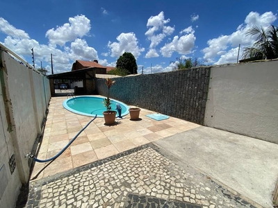 Casa com 4 Quartos e 3 banheiros para Alugar, 200 m² por R$ 2.600/Mês