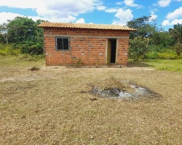 Vendo um terreno com uma bandeira de casa