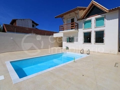 Casa com piscina e 3 quartos em peruíbe, no bairro jardim três marias