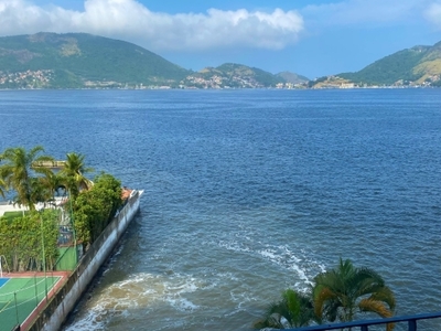 Casa residencial com elevador panorâmico vista para o mar e praia privativa.