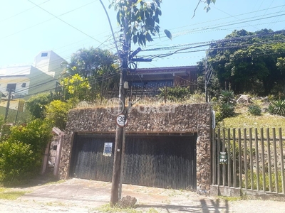 Casa 5 dorms à venda Rua Alcebíades Antônio dos Santos, Nonoai - Porto Alegre