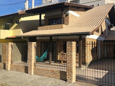 Ampla Casa no Centro de Bombinhas