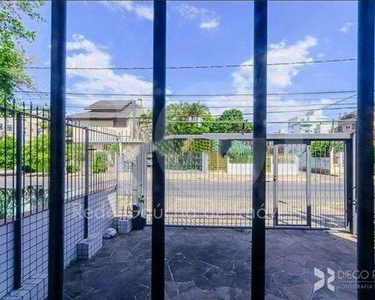 Casa com 3 quartos, suite, 2 pátios, churrasqueira e 2 garagens