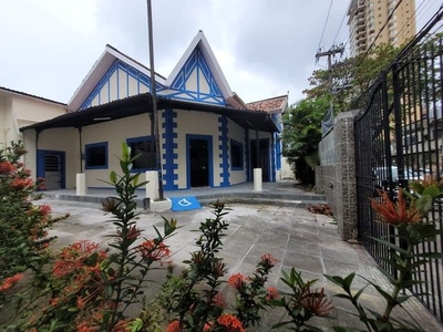 Casa para aluguel e venda possui 320 metros quadrados com 11 quartos em Boa Vista - Recife